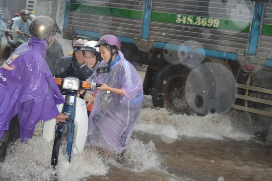 [-]TP[-]Buôn[-]Ma[-]Thuột:[-]Hễ[-]mưa[-]là[-]phố[-]thành[-]“thác”!